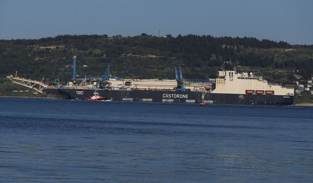 Derin denizde boru indirme gemisi 'Castorone' Çanakkale Boğazı'ndan geçti