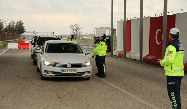 Diyarbakır'da jandarma ekipleri trafik denetimlerini sürdürüyor