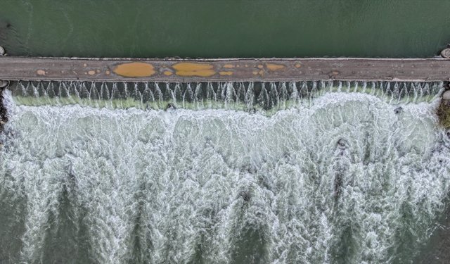 Diyarbakır'da su altında kalan tarım arazileri ve yol dronla görüntülendi