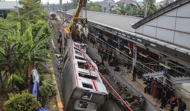 Endonezya'daki tren kazasında ölü sayısı 14'e yükseldi