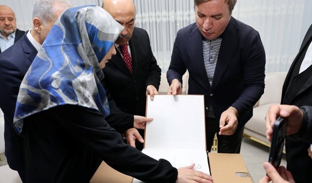 Erzincan Valisi Aydoğdu, görme engelli hafıza, Braille alfabeli Kur'an-ı Kerim hediye etti