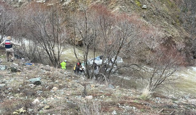 Erzincan'da dereye düşen minibüsteki 6 kişi yaralandı