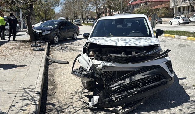 Erzincan'da SUV tipi araç ile otomobilin çarpıştığı kazada 6 kişi yaralandı