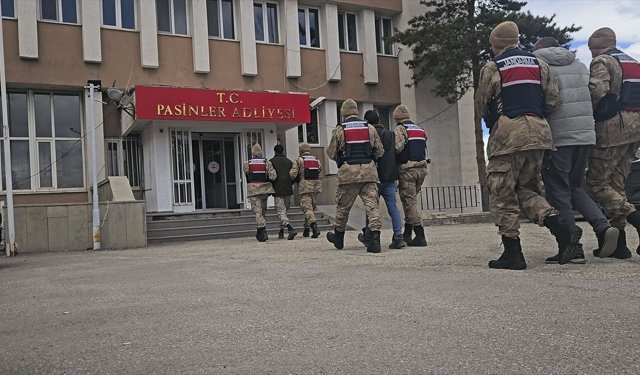 Erzurum'da 54 düzensiz göçmen yakalandı, göçmen kaçakçılığı iddiasıyla 6 zanlı tutuklandı