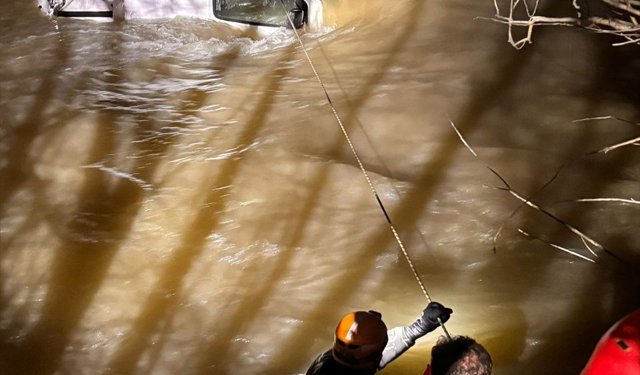 Erzurum'da Aras Nehri'ne düşüp sürüklenen aracın sürücüsü kurtarıldı