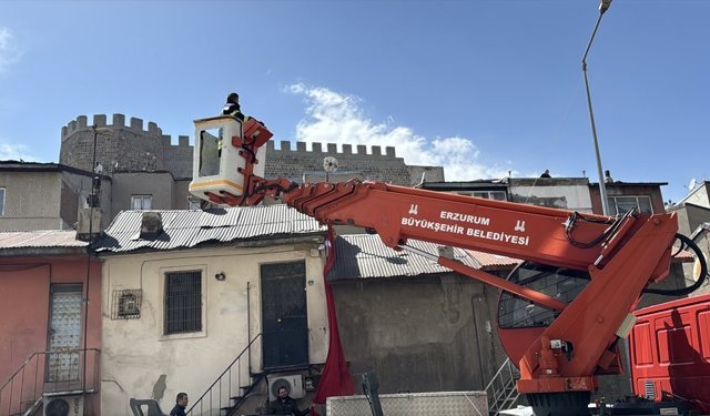 Erzurum'da çatıya savrulan Türk bayrağının yere düşmemesi için seferber oldular