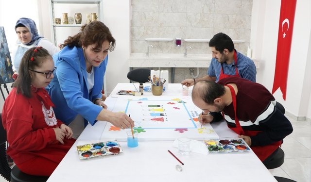 Erzurum'da özel bireyler gökyüzüne bıraktıkları mavi balonlarla otizme dikkati çekti