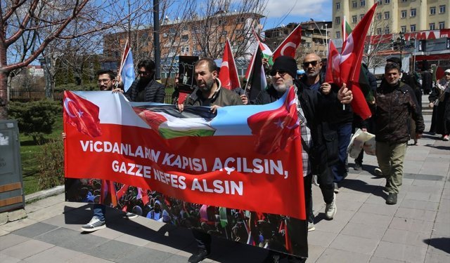 Erzurum'da sağlıkçılar Gazze için sessiz yürüyüşlerini 128. haftada sürdürdü