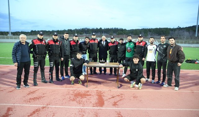 Eskişehir'de amatör futbol takımı oyuncuları 'sahte ihbarla' polise sürpriz kutlama yaptı