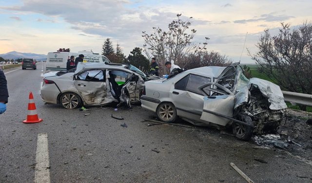 Eskişehir'de iki otomobilin çarpıştığı kazada 4 kişi öldü, 2 kişi yaralandı