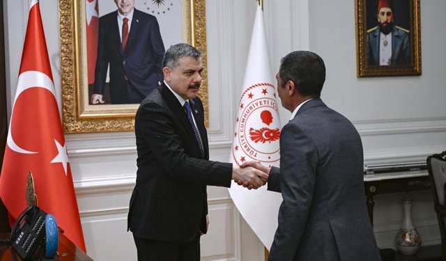 Eylemlerini sonlandıran maden işçileri İçişleri Bakanı Çiftçi'yi ziyaret etti