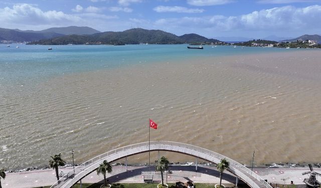 Fethiye ve Marmaris'te deniz suyunun rengi kahverengi ile turkuaza döndü