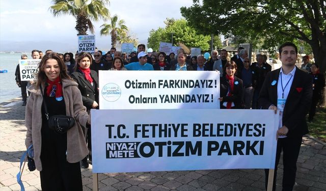 Fethiye'de otizmli bireyler mavi balonlarla farkındalık için yürüdü