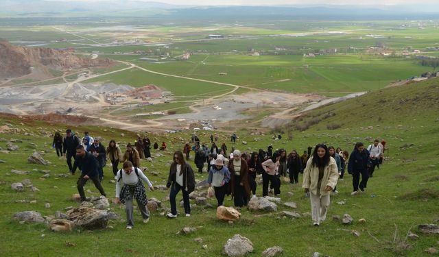 Fotoğraf tutkunları ve doğaseverler Muş'ta açan ters laleleri görüntüledi