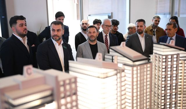 Galatasaray'da Dursun Özbek ve Okan Buruk, A Milli Futbol Takımı'nı kutladı