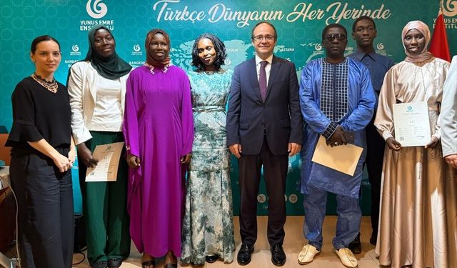 Gambiya'da Türkçe öğrenen kursiyerlere sertifikaları verildi
