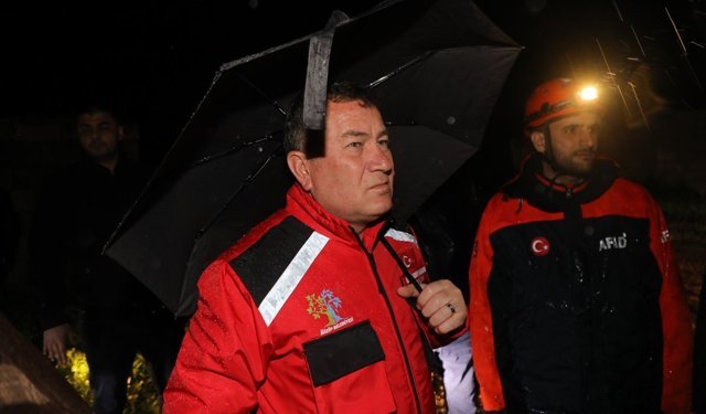 Gaziantep'te selde mahsur kalan 5 kişi iş makinesi yardımıyla kurtarıldı