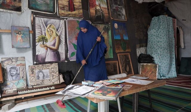 Gazzeli ressam enkazdan kurtardığı malzemelerle 'çadır atölyesinde' çocuklara umut aşılıyor