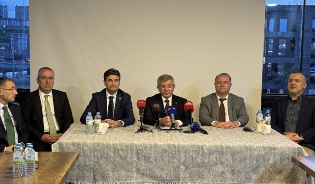 Gelecek Partisi Genel Başkanı Davutoğlu Kahramanmaraş'taki saldırıda hayatını kaybedenlerin ailelerini ziyaret etti