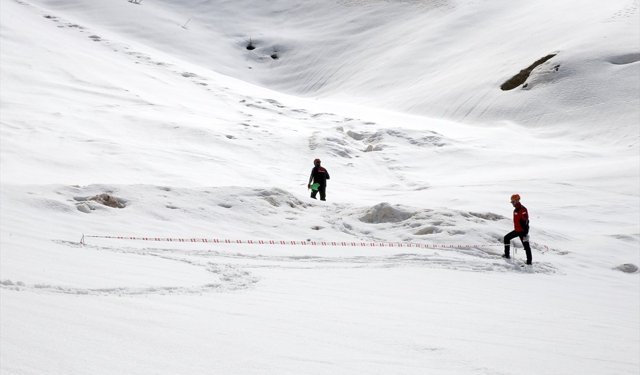Gönüllü arama kurtarma ekibine çığ olaylarına müdahale için karda zorlu eğitim