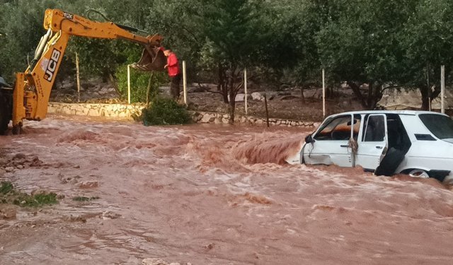 GÜNCELLEME 2 - Adana'nın Kozan ilçesinde sağanak ve dolu etkili oldu
