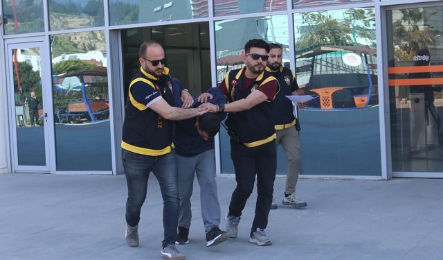 GÜNCELLEME 2 - Hatay'da satırla 3 kişiyi yaralayan zanlı tutuklandı