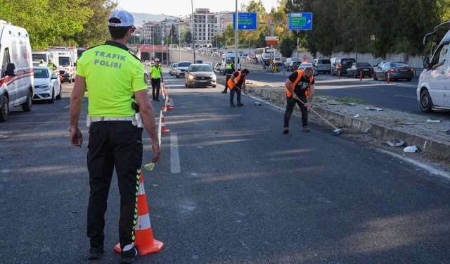 GÜNCELLEME 2- İzmir'de tırın 9 araca çarptığı kazada 3 kişi öldü, 4 kişi yaralandı