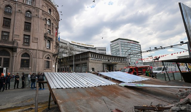 GÜNCELLEME - Ankara'da yıkım çalışması yapılan 4 katlı binanın platformu çöktü