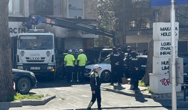 GÜNCELLEME - Beşiktaş'ta araç kiralama şirketinin 14 aracını etkileyen yangın söndürüldü