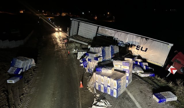 GÜNCELLEME - Çorum'da tırın devrilmesi sonucu kapanan Kırıkkale-Tokat kara yolu ulaşıma açıldı