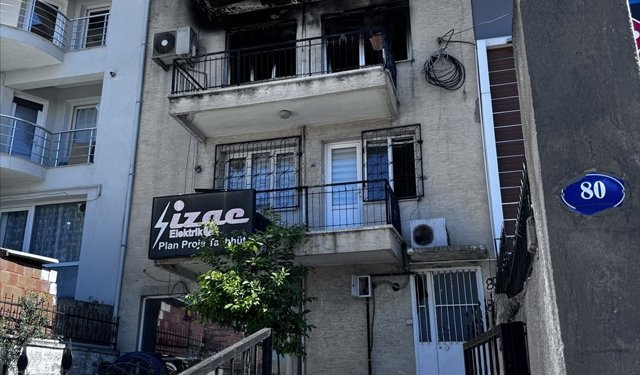 GÜNCELLEME - İzmir'de çıkan yangında yaşlı adam öldü, oğlu ağır yaralandı