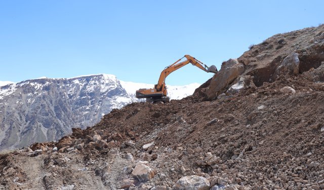 Hakkari'ye ulaşımın sağlanabilmesi için 3 güzergahta çalışma yürütülüyor