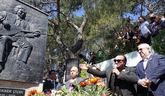 Halk ozanı Ali Ekber Çiçek vefatının 20. yılında kabri başında anıldı
