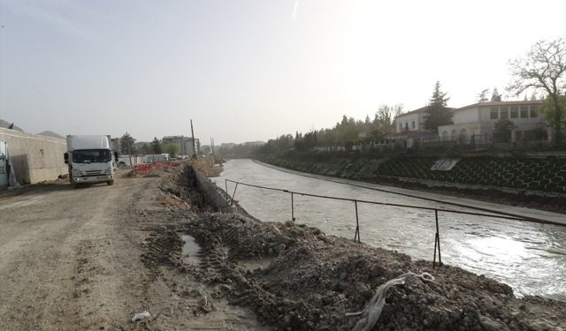 Hatay'dan geçen Asi Nehri'nde ıslah çalışmaları sürüyor