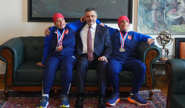 İçişleri Bakanı Çiftçi, Avusturya ve Fransa'da madalya kazanan otizmli ikiz kayakçıları kabul etti: