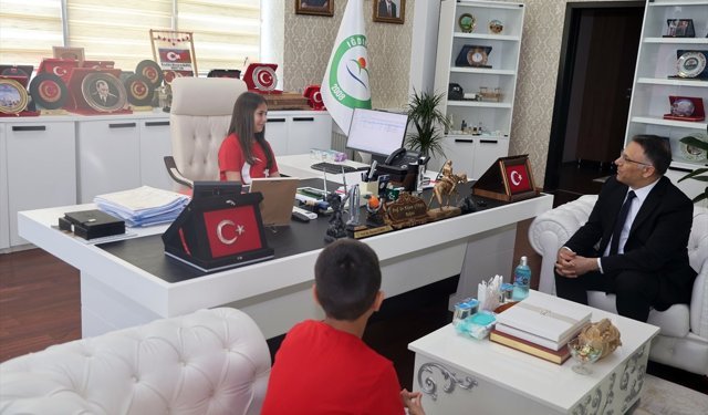 Iğdır Üniversitesinde rektörlük koltuğuna oturan çocuklardan 'Kartal Dansı' performansı