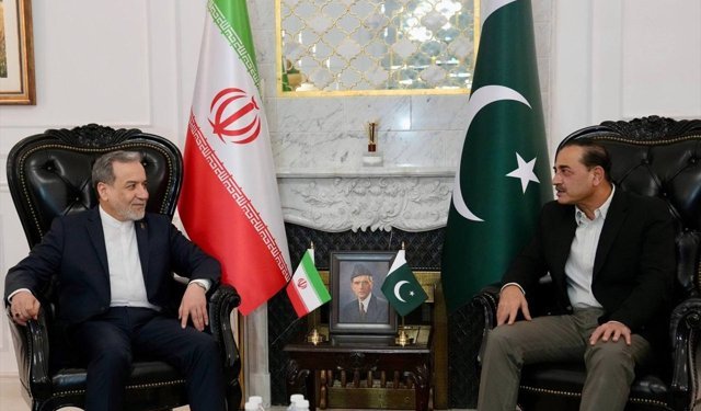 İran Dışişleri Bakanı Erakçi, Pakistan Genelkurmay Başkanı Munir ile İslamabad'da görüştü