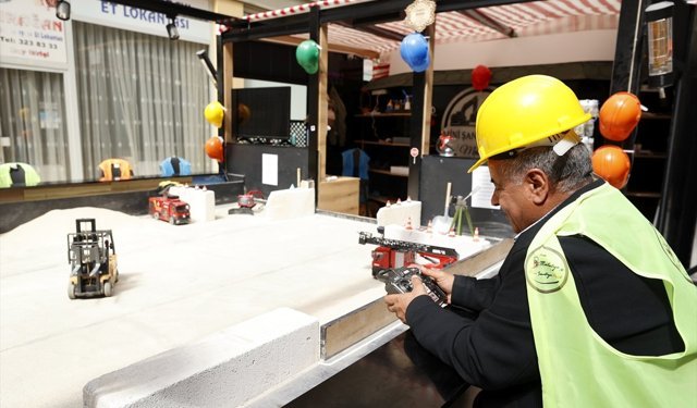 İş makinesi kullanma merakını 'mini şantiye'de gideriyorlar
