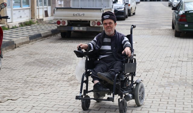 Isparta'da 2 metrekarelik dükkanda yarım asırdır ayakkabı tamirciliği ve boyacılığı yapıyor