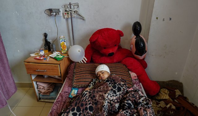 İsrail'in Gazze'de ateşkese rağmen hedef aldığı okulda yaralanan çocuk kısmi felç geçirdi