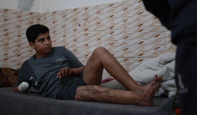 İsrail'in geride bıraktığı mühimmatla engelli kalan Gazzeli Muhammed: 'Başka çocuklar benim gibi olmasın'