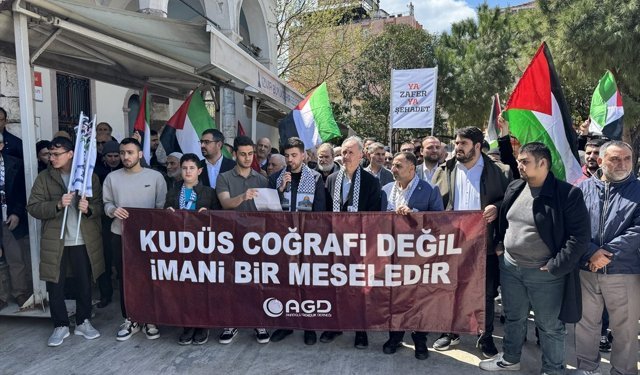 İsrail'in saldırıları ve Mescid-i Aksa'nın ibadete kapatılması İzmir'de protesto edildi