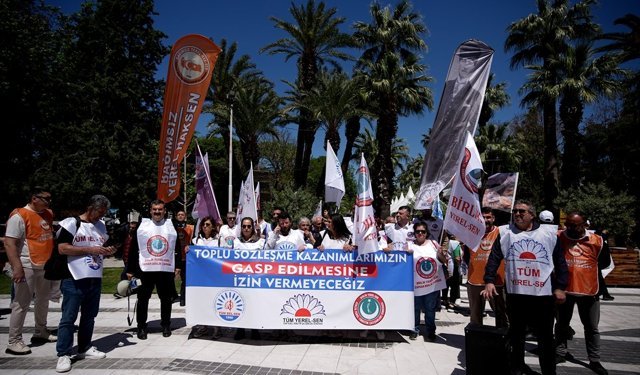 İzmir'de belediyelerde çalışan memurlar CHP İl Başkanlığına yürüdü
