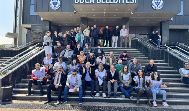İzmir'de Buca Belediyesi memurları ödenmeyen alacakları için iş bıraktı