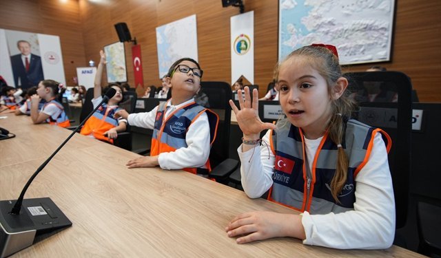 İzmir'de deprem tatbikatını 23 Nisan dolayısıyla çocuklar yönetti