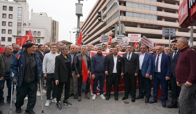 İzmir'de Kemeraltı esnafı Çankaya'daki katlı otoparkın kapatılmasını protesto etti