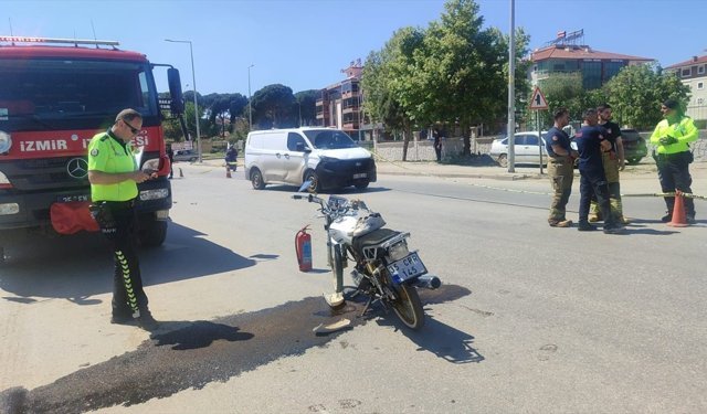 İzmir'de motosiklet ile hafif ticari aracın çarpıştığı kazada 3 kişi yaralandı