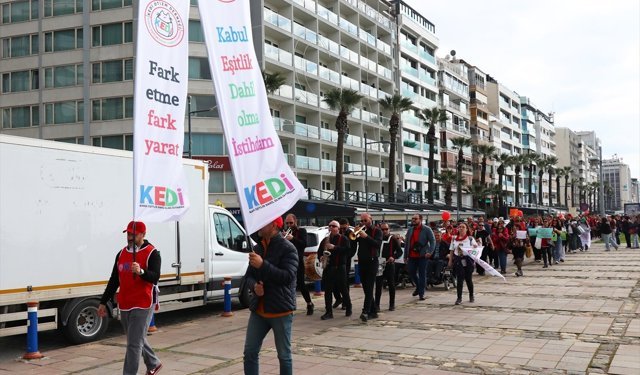 İzmir'de otizm farkındalığı için yürüyüş düzenlendi