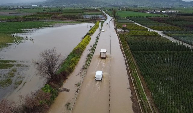 İzmir'de sağanak nedeniyle tarım arazileri ve kara yolu su altında kaldı