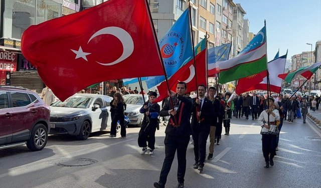 Kadıköy'de, 26. Türk Dünyası Çocuk Şöleni kapsamında yürüyüş düzenlendi
